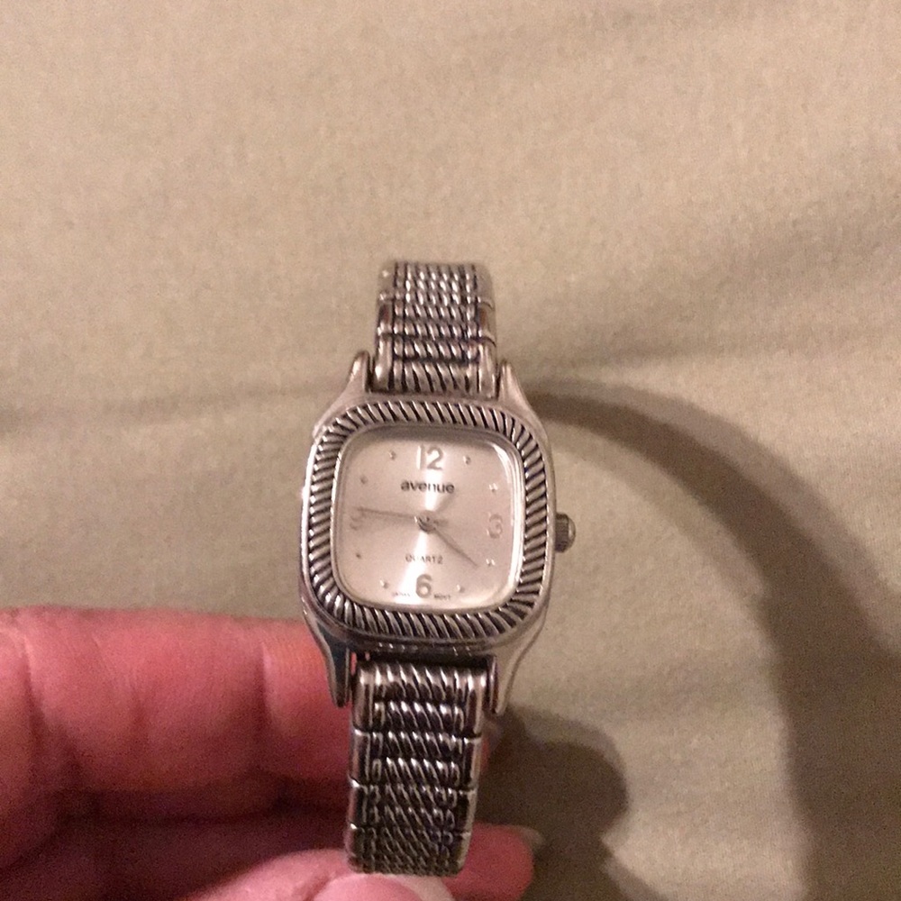 Avenue watch